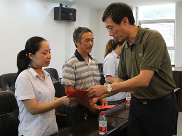 省總工會(huì)黨組書記、副主席陳震一行到順昌虹潤精密儀器有限公司慰問困難職工